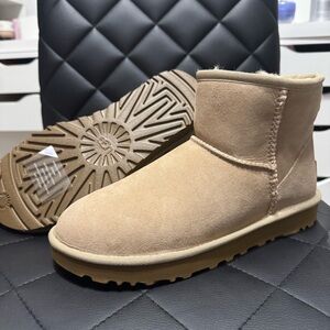 NEW Ugg Classic Mini II Sand size 7